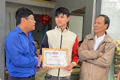 Tặng giấy khen cho chàng trai đu dây xuống dòng lũ dữ cứu người