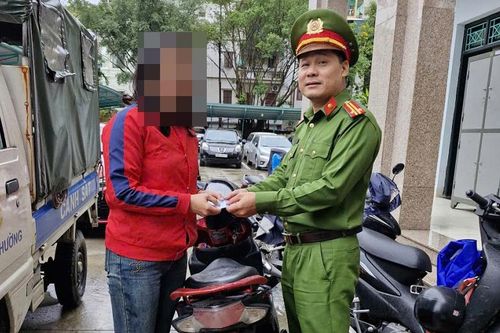 Công an phường Phú Thượng trao trả tài sản cho người dân