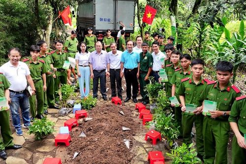Hơn 10.000 cây xanh 'vì biển đảo Tổ quốc' gửi tặng Trường Sa