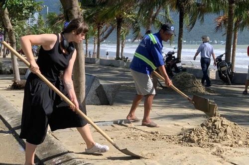 Du khách, tình nguyện viên cùng dọn rác biển Đà Nẵng sau bão số 13