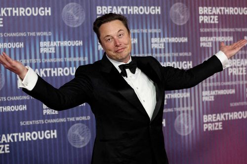 Là 'tỷ phú 1.000 tỷ USD' đầu tiên thế giới, Elon Musk có thể mua gì?