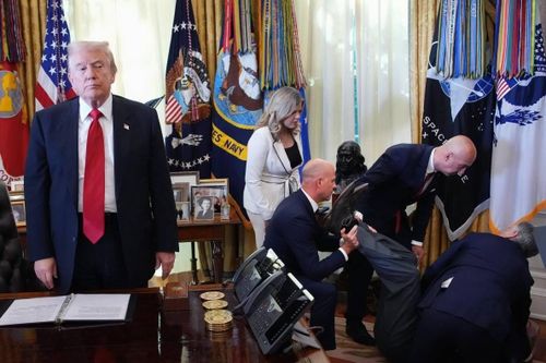 Vị khách đứng gần ông Trump ngất xỉu tại Nhà Trắng