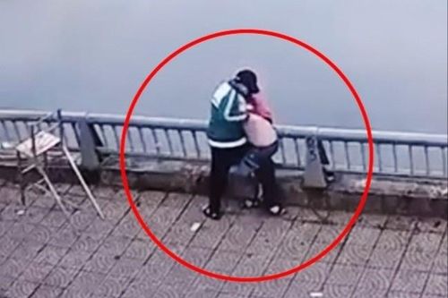 Xót xa xem video học sinh vây đánh, ném bạn xuống ao