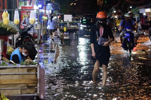 Triều cường đạt đỉnh, người dân TP.HCM vật vã giữa biển nước