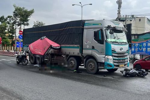 Tai nạn giao thông mới nhất 7/11/2025: nữ sinh 20 tuổi tử vong sau va chạm với xe tải