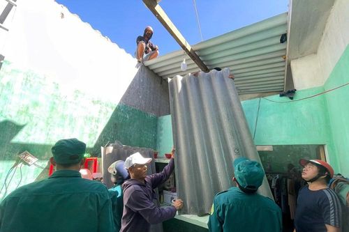 Hàng chục ngôi nhà nhà bị tốc mái, hư hỏng do ảnh hưởng của bão số 13