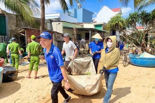 Thanh niên Gia Lai hỗ trợ người dân khắc phục bão lũ