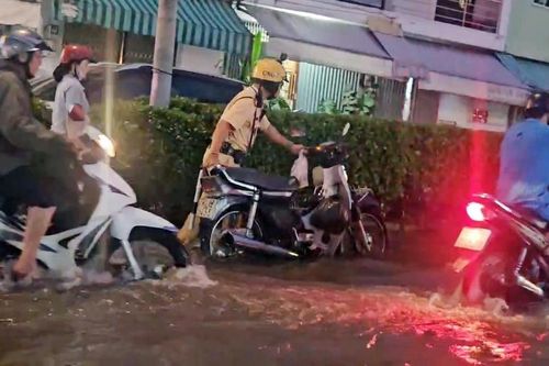 TP. Hồ Chí Minh: Triều cường dâng cao khiến nhiều khu vực ngập trong biển nước