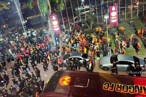Bóng đá Malaysia lại hỗn loạn khi hàng loạt CĐV phẫn nộ tham gia biểu tình