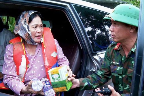 Giải cứu thành công 22 người dân bị mắc kẹt do mưa lũ