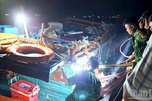 Cà Mau kịp thời hỗ trợ cư dân bị bệnh nặng trên đảo Hòn Chuối vào bờ điều trị
