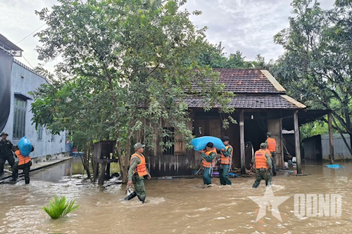 Lực lượng vũ trang tỉnh Đắk Lắk khẩn trương giúp dân vùng ngập lụt