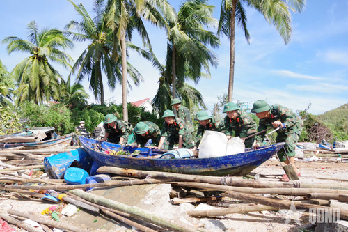 Bộ CHQS tỉnh Đắk Lắk: Ban chỉ huy Phòng thủ khu vực 1 - Sông Cầu hỗ trợ khắc phục hậu quả bão số 13