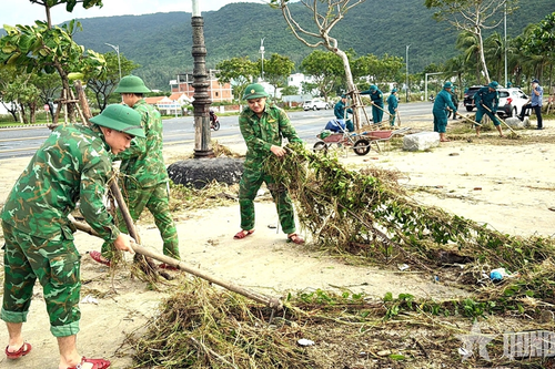 Đà Nẵng: Hơn 300 cán bộ, chiến sĩ dọn vệ sinh bãi biển sau bão số 13