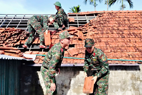 Bộ CHQS tỉnh Quảng Ngãi: Hơn 2.000 cán bộ, chiến sĩ giúp dân khắc phục hậu quả bão số 13