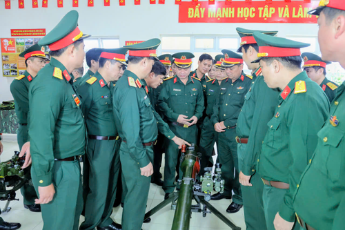 Bộ Quốc phòng khảo sát chất lượng vũ khí tại Quân khu 4