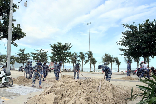 Đà Nẵng: Lữ đoàn 83 Hải quân giúp địa phương khắc phục hậu quả bão số 13