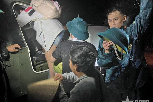 Xuyên bão cứu dân