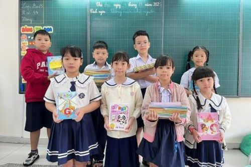 Thầy trò Đà Nẵng 'gom góp yêu thương' gửi về vùng lũ