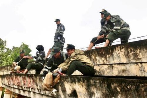 Cảnh sát cơ động sát cánh cùng dân trong bão số 13