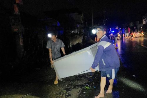 Đắk Lắk: Sau bão, người dân chạy lũ trong đêm