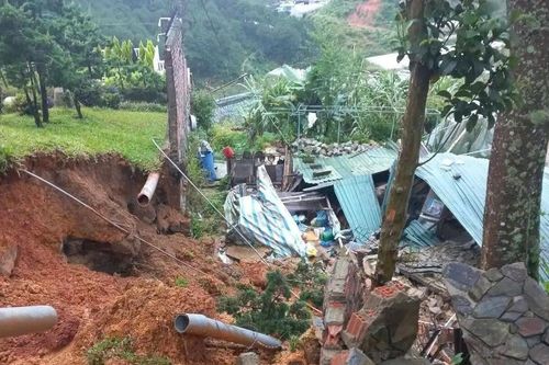 Lâm Đồng: Sập bờ taluy, một căn nhà bị hư hỏng nặng