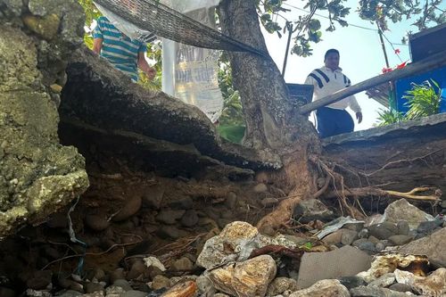 Nhiều đoạn đường ven biển Quảng Ngãi bị sóng lớn tàn phá