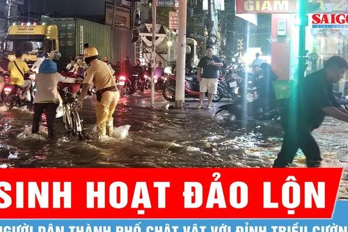 Người dân TPHCM chật vật trong đỉnh triều cường