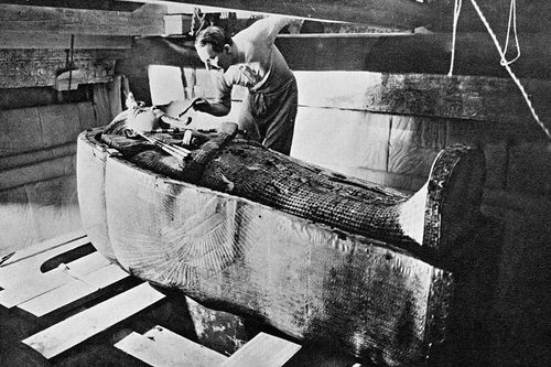 Bậc thang bí ẩn lộ ra dưới cát, mở đường tới lăng mộ pharaoh