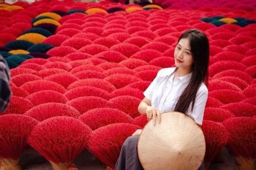 Làng hương Quảng Phú Cầu rực rỡ sắc đỏ, níu chân du khách ngoại ô Hà Nội