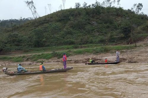 Tìm thấy thi thể người đàn ông bị lật thuyền đánh cá trên sông Lam