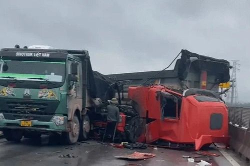 Va chạm giữa hai xe ô tô đầu kéo trên cao tốc Nghi Sơn - Diễn Châu