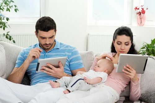 Đừng để con lớn lên trong cô đơn vì cha mẹ quá bận
