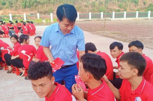 Thầy giáo vùng cao gieo khát vọng học tập cho học trò dân tộc thiểu số