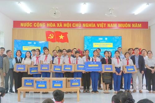 Hỗ trợ máy tính phục vụ học tập cho học sinh miền núi Quảng Trị