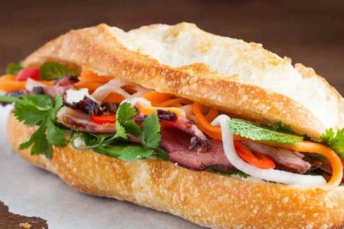 Nghi ngộ độc bánh mì ở TPHCM, 40 người nhập viện cấp cứu