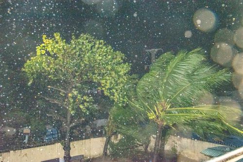 Trực tiếp tại tâm bão số 13: Sóng biển vượt đê chắn sóng