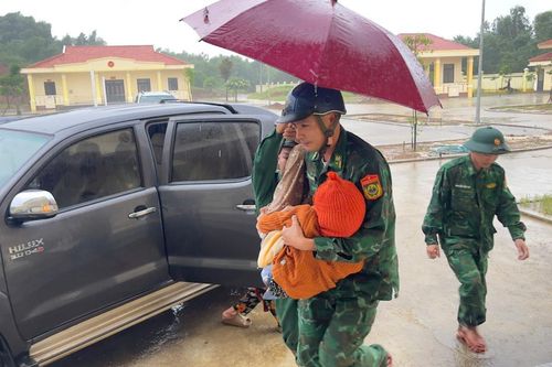 BĐBP Quảng Ngãi đón nhân dân về đơn vị trú bão