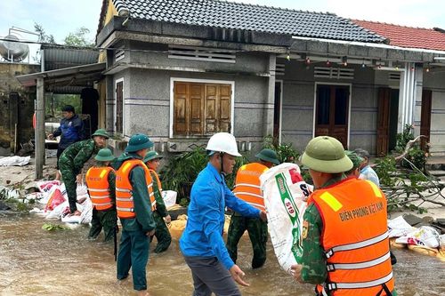 BĐBP thành phố Đà Nẵng sát cánh cùng nhân dân vượt qua cơn lũ dữ