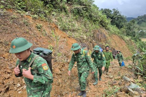 Sau mưa bão, BĐBP thành phố Đà Nẵng vượt núi hỗ trợ người dân