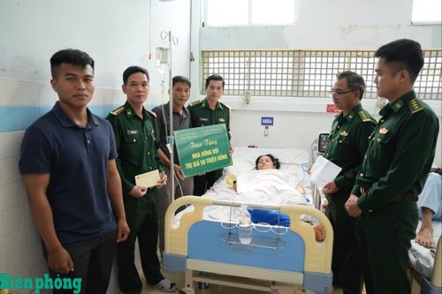 Thăm hỏi, trao hỗ trợ cho gia đình quân nhân bị thiệt hại do mưa lũ