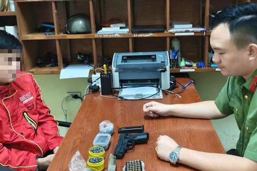 Bắt giữ khẩn cấp đối tượng rao bán vũ khí quân dụng trên mạng