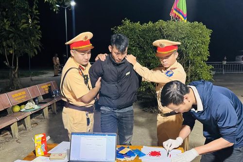 Bắt quả tang hai đối tượng mua bán trái phép 1.400 viên ma túy tổng hợp