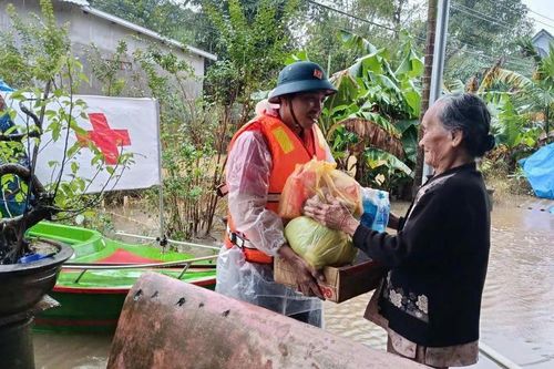 Hội Chữ thập đỏ Việt Nam cứu trợ khẩn cấp người dân 6 tỉnh miền Trung