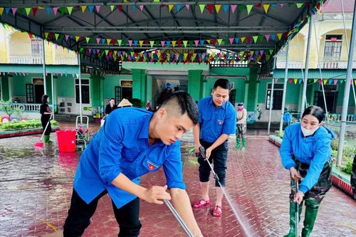 Tuổi trẻ Hà Tĩnh chung tay hỗ trợ người dân khắc phục hậu quả sau lũ