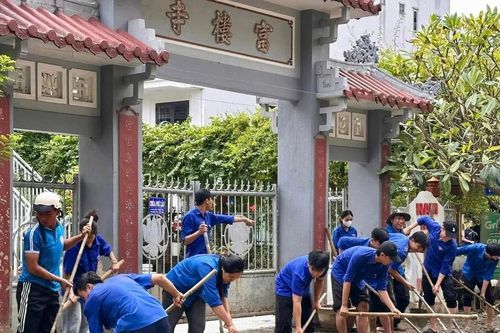 Sinh viên Huế khắc phục hậu quả mưa lũ, lan tỏa tinh thần xung kích vì cộng đồng