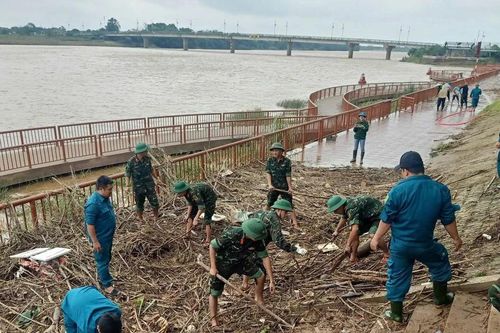 Chung tay làm sạch Bến thả hoa sông Thạch Hãn