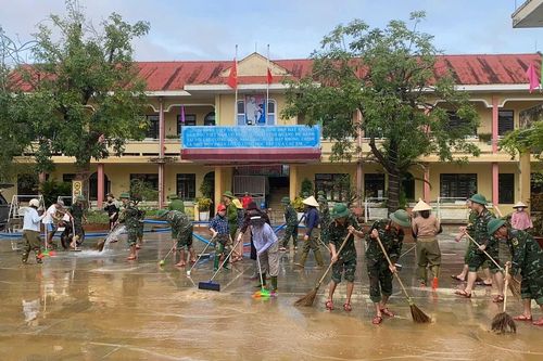 Bộ đội dọn dẹp bùn đất, giúp trường học sớm hoạt động trở lại