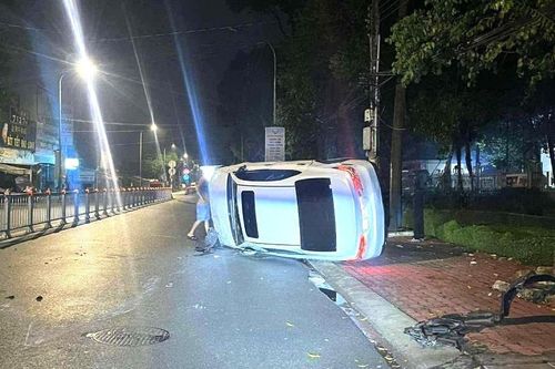 Ô tô lật giữa đường trong đêm ở TPHCM