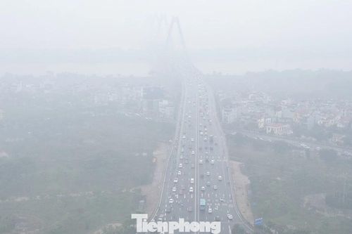 Hà Nội sương giăng kín lối, xe ôtô bật đèn giữa ban ngày